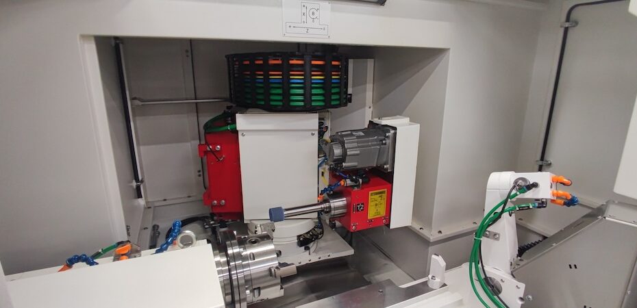 Nová CNC otvorová bruska Studer S100